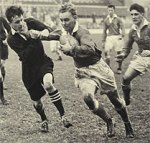 Ο Ντένις Σάτλγουωρθ με την μπάλα του ράγκμπι σε αγώνα ράγκμπι μεταξύ Στρατού - Ναυτικού