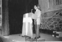 Ο Μ. Παρίδης απαγγέλλει το ποίημά του στο φιλολογικό μνημόσυνο του Δροσίνη (Μάρτιος 1951)