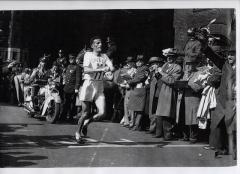 Ο Στέλιος Κυριακίδης τερματίζει πρώτος στο Μαραθώνιο της Βοστώνης, στις 20 Απριλίου 1946