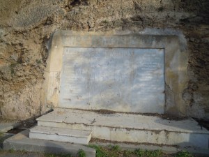 Η μαρμάρινη πλάκα στην Πλατεία Ηρώων στη Λάπηθο. (Φωτογραφία του φίλου Ι.Μ., Απρίλιος 2013)