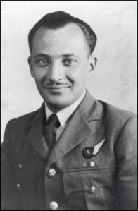 Ο Γλαύκος Κληρίδης με τη στολή της ΡΑΦ στον Β΄ Παγκόσμιο πόλεμο