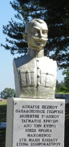 Η προτομή του λοχαγού Γ. Σ. Παπαδόπουλου, με τη φράση «από την Κύπρο», στο μνημείο της μάχης του Λαχανά.