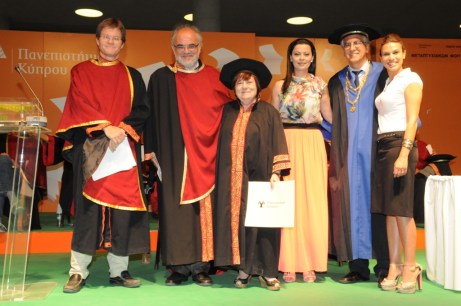 Η φωτογραφία από τις αποφοιτήσεις των μεταπτυχιακών φοιτητών της Τετάρτης, 25ης Ιουνίου. Από τα δεξιά, η Γιώτα Χρίστου, από τη γραμματεία της Σχολής Μεταπτυχιακών Σπουδών, που σήκωσε (στην κυριολεξία!) το βάρος των πτυχίων της βραδιάς, ο πρύτανης του Πανεπιστημίου Κύπρου, καθηγητής Κωνσταντίνος Χριστοφίδης, η Δόξα Κωμοδρόμου, λειτουργός στο Γραφείο Εκδηλώσεων του Πανεπιστημίου, παρουσιάστρια στις τρεις τελετές αποφοίτησης, η Νίκη Χριστοδούλου, η τελευταία απόφοιτος (με αλφαβητική σειρά) που πήρε το μεταπτυχιακό της τίτλο (με διπλωματική για το «Μαστίγιον» του Ιωάννη Περδίου), ο Π. Παπαπολυβίου και ο αναπληρωτής κοσμήτορας της Φιλοσοφικής Σχολής, αναπλ. καθηγητής Alexander Beihammer. 