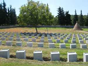 Το στρατιωτικό κοιμητήριο Δοϊράνης, στη διάρκεια εργασιών αντικατάστασης των ταφικών μνημείων πεσόντων στρατιωτών του Α΄ Παγκοσμίου πολέμου. (Η φωτογραφία λήφθηκε 27/08/2014)