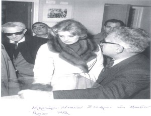 Ο Χρ. Παπαχρυσοστόμου ξεναγεί το ζεύγος Μελίνας Μερκούρη - Ζυλ Ντασσέν στο Μουσείο Αγώνος. Λευκωσία 1962