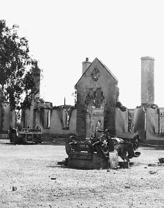 Government House after burning at the time of riot (21st Oct. 1931) Åìðñçóìüò ôïõ Êõâåñíåßïõ êáôÜ ôéò áíáôáñá÷Ýò óôéò 21 Ïêôùâñßïõ 1931